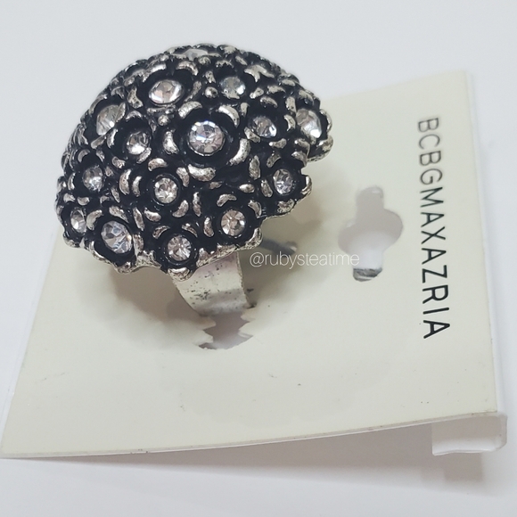 ✨️SALE✨️ 2 for $13✨️ BCBG Crystal / Metal Floral Cocktail Ring, Holiday, NWT - Picture 3 of 10